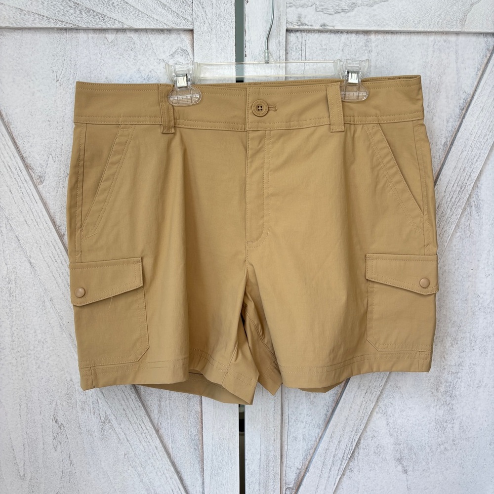 New Eddie Bauer Women’s Cargo
Shorts Size 12 Khaki Tan Camping Hiking Gorpcore